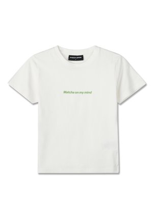 Tricou alb cu mâneci scurte, cu text verde "Matcha on my mind" centrat pe piept și o etichetă neagră PEGADOR în interiorul gulerului.