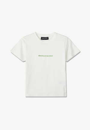 Bela majica s kratkimi rokavi z zelenim napisom "Matcha on my mind" na sredini prsnega koša ter črno etiketo PEGADOR znotraj ovratnika.