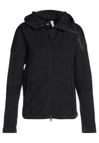 Czarna bluza z kapturem na zamek z teksturowanym splotem, z dwoma przednimi kieszeniami, kapturem oraz logo adidas na rękawie. Obecne cienkie kontrastowe paski.