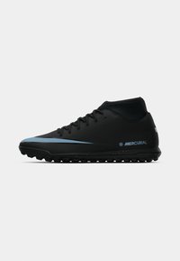 Scarpa sportiva nera con un design alto, caratterizzata da un accento blu chiaro sulla punta e una suola testurizzata per una migliore aderenza. Logo Mercurial visibile.