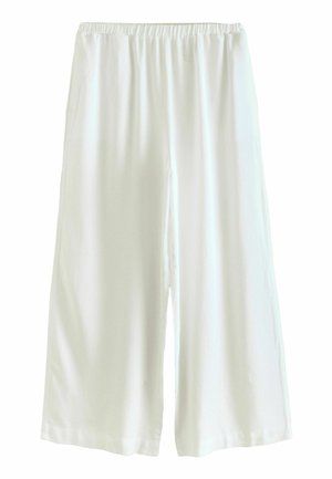 Pantalones anchos blancos con una cintura elástica, hechos de un tejido suave, que presentan un corte holgado y sin bolsillos ni patrones visibles.