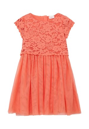 Koraalroze meisjesjurk met een lijfje van bloemig kant, korte mouwen en een geplooide tule rok, met een ritssluiting aan de achterkant.