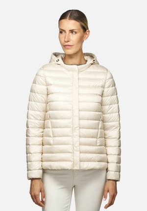 Doudoune beige clair avec capuche, présentant des segments matelassés horizontaux, des poches avant et une fermeture éclair. Matériau lisse et brillant.