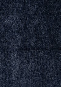 Marineblaue Stoff mit einer plüschigen, strukturierten Oberfläche; hat ein dichtes, fuzziges Aussehen mit hellen und dunklen Fäden durchzogen.