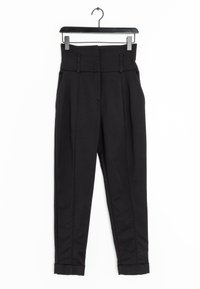 Černé kalhoty s vysokým pasem, předním skladem a ohrnutými lemy. Vyrobené z hladké látky s bočními kapsami a poutky na opasek.