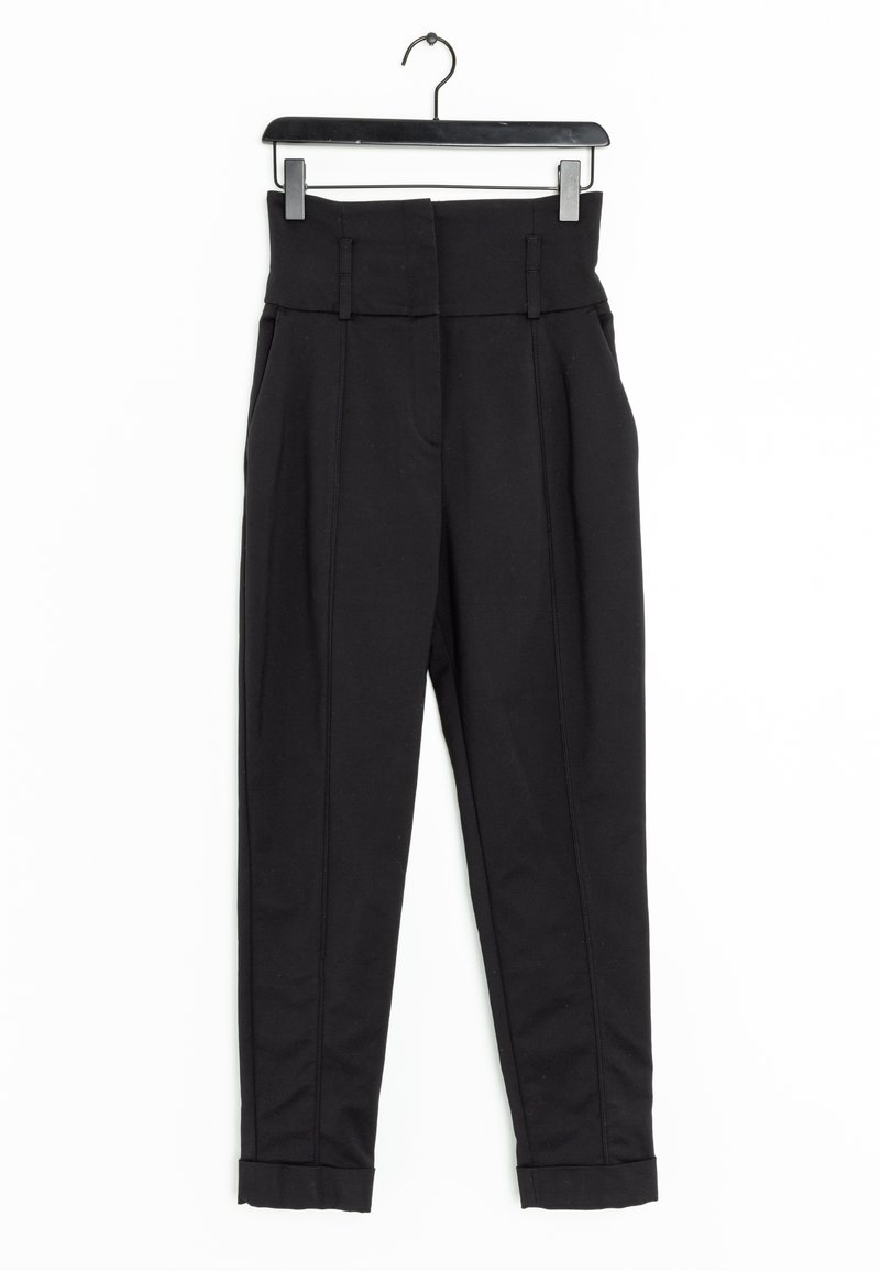 Černé kalhoty s vysokým pasem, předním skladem a ohrnutými lemy. Vyrobené z hladké látky s bočními kapsami a poutky na opasek.
