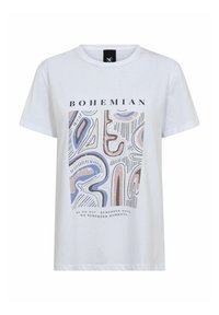 Balta kokvilnas T-krekls ar īsām piedurknēm, ar krāsainu abstraktu dizainu un tekstu "BOHEMIAN" augšdaļā un citātu zem tā.
