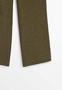 Pantalon droit en mélange de lin vert olive avec texture de tissage visible sur fond blanc.