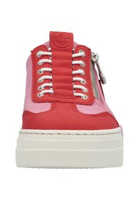 Sneakers rouges et roses comportant une tige en cuir lisse, un laçage à l'avant, une semelle en caoutchouc et une fermeture éclair sur le côté pour un accès facile.