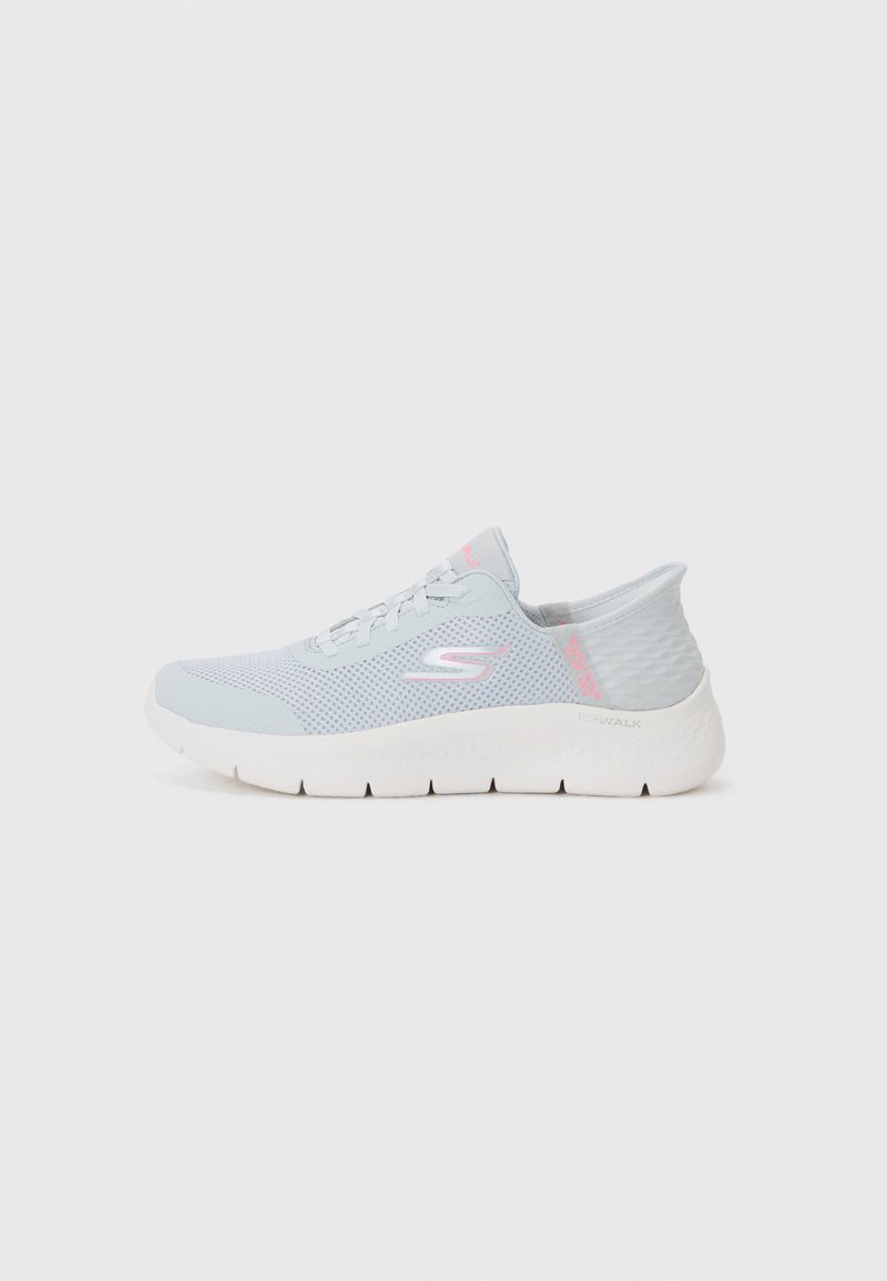 Baskets de sport gris clair avec une tige en mesh respirant, une semelle blanche amortissante et de subtils accents roses sur le talon et le logo.
