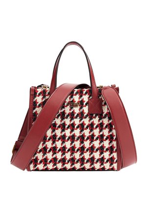 Sac à main à motif pied-de-poule rouge et blanc avec des poignées et une bandoulière en cuir rouge, avec le logo doré « GUESS » sur le devant.