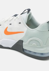 Nike Performance AIR MAX ALPHA TRAINER 5 - Træningssko - summit white/mandarin/light silver/iron grey