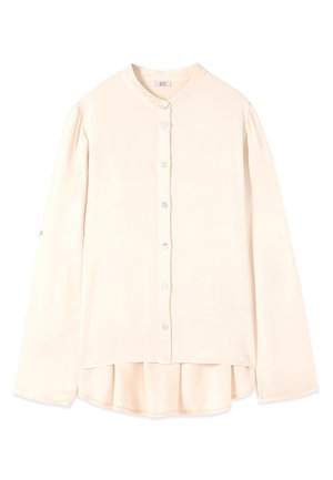 Langærmet cremefarvet bluse med rund krave, knapper foran, løs pasform og let buet nederkant, der er længere bagpå.