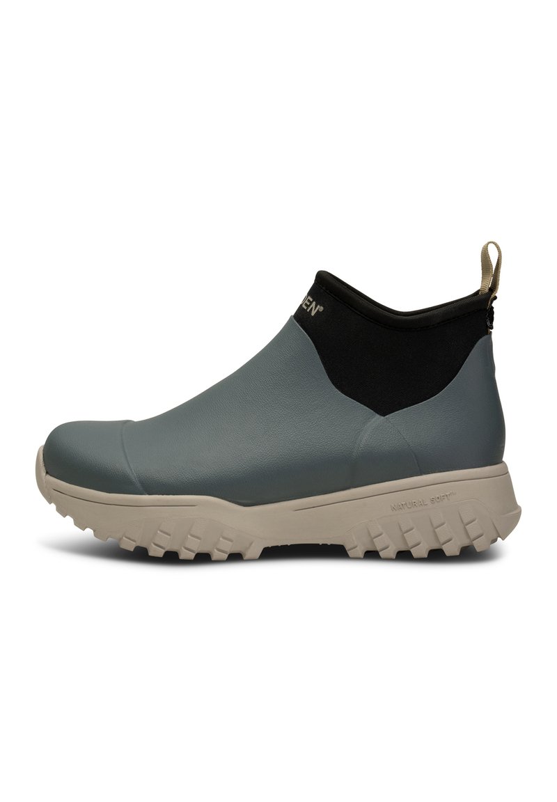 Bottes de cheville imperméables en teal et noir, dotées d'un matériau supérieur doux, d'une semelle extérieure épaisse de couleur crème et d'une languette au talon.
