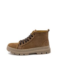 Zapato alto de cuero marrón con cordones oscuros, parte superior texturada, suela de goma y un forro amarillo que contrasta. Presenta un logo circular en el lateral.