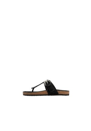 Sandalia con plantilla de corcho negra, tiras negras y detalle de hebilla plateada, suela plana y diseño con punta abierta.