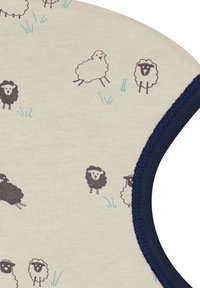 Katoenen stof met een crèmekleurige achtergrond met kleine, cartoonachtige zwart-witte schapen en groene grasaccenten. Marineblauwe rand.