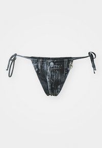 Parte inferior de bikini em denim preto com cordões de atar, apresentando um detalhe de bolso falso cosido e um acabamento metálico. Tecido texturizado com um aspeto desgastado.