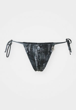 Parte inferior de bikini em denim preto com cordões de atar, apresentando um detalhe de bolso falso cosido e um acabamento metálico. Tecido texturizado com um aspeto desgastado.