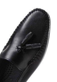 Schwarzer Lederloafer mit geflochtenem Kantenstich und zwei Quasten auf dem Obermaterial, Nahaufnahme des Zehenbereichs.