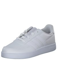 Baskets blanches en matériau synthétique, avec une surface lisse, un bout rond, un laçage à six œillets à l'avant et un subtil design à trois rayures.
