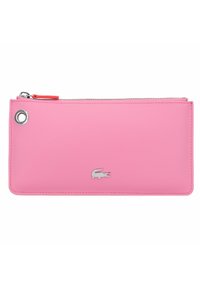 Portefeuille synthétique rose texturé avec un logo argenté, fermeture éclair et une tirette de fermeture éclair rouge contrastante. Il présente un détail de œillet argenté.