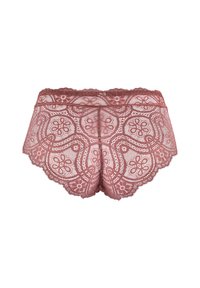 Koronkowe figi w odcieniu przykurzonego różu, ozdobione skomplikowanymi kwiatowymi wzorami i falbaniastymi brzegami, wykonane z miękkiej, teksturowanej koronki.