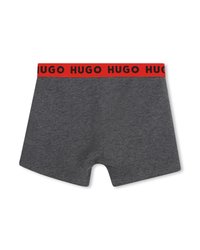 Γκρι ανδρικά μποξέρ με κόκκινη μέση που έχει ε παναλαμβανόμενο μαύρο κείμενο "HUGO" σε λευκό φόντο.