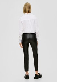 s.Oliver BLACK LABEL SKINNY AUS IMITAT - Broek - schwarz