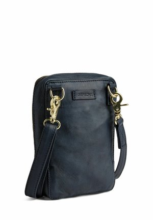 Navy Leder Umhängetasche mit goldenen Beschlägen, mit Logo-Prägung auf der Rückseite und abnehmbarem Tragegurt. Glatte Textur, rechteckige Form.