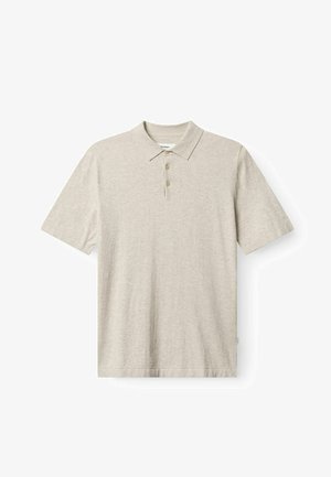 Vaaleanbeige pikeepaita pehmeästä kankaasta, jossa on kaulus, kolmen napin aukko ja lyhyet hihat. Yksinkertainen design ilman kuvioita.