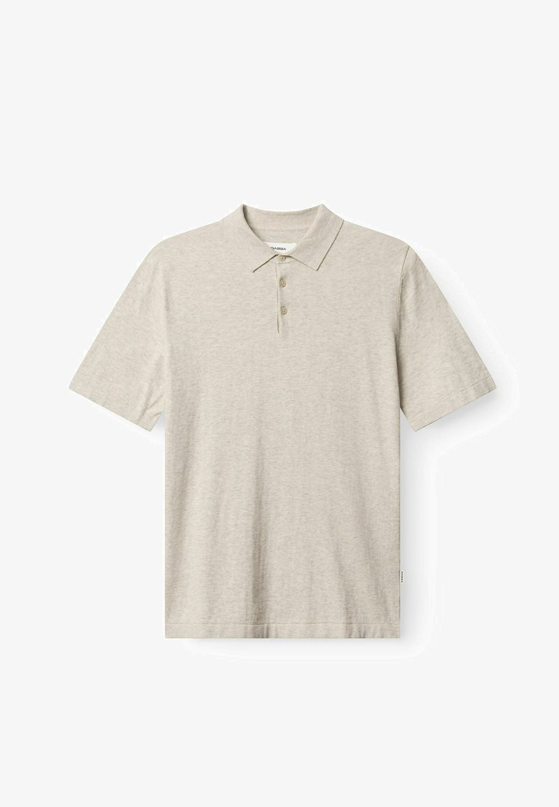 Polo beige clair en tissu doux, avec un col, une patte à trois boutons et des manches courtes. Design simple sans motifs.