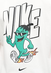 Zöld rajzfilm chili napszemüvegben, lángoló cipőben fut, békejelet mutat, háttérben nagy vastag "NIKE" felirat és kis Nike logó alatt.