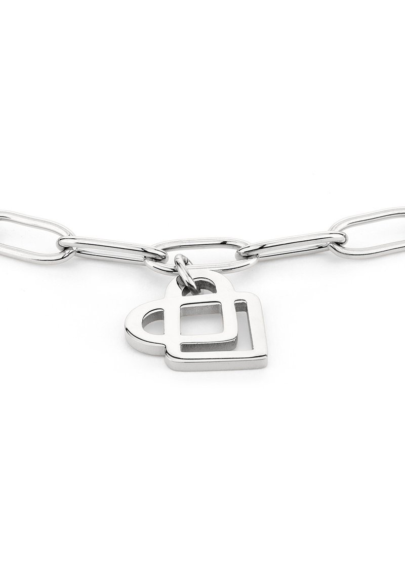 Pulsera de cadena de plata que presenta un colgante moderno entrelazado en forma de corazón y cuadrado. Textura suave con acabado pulido y formas abiertas.