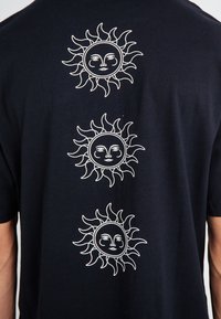 Jack & Jones JJMYSTIC TEE CREW NECK - Potiskana majica - black