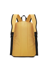 Zaino giallo con un tessuto liscio e resistente. Presenta spallacci neri, una forma rettangolare e un retro imbottito per il comfort. Design semplice.