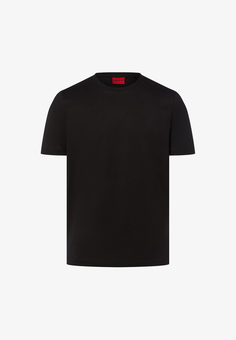 Zwarte katoenen t-shirt met een ronde hals, korte mouwen en een rood label op de achterkant. Gladde textuur, eenvoudig ontwerp en geen patronen.