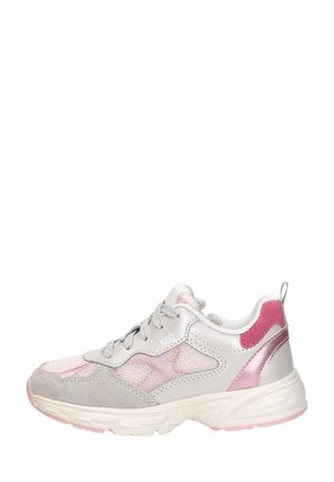 Lichtgrijze en roze sportieve sneaker met mesh panelen, suède accenten, dikke witte zool en vetersluiting, gezien vanaf de zijkant.