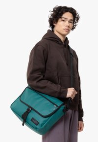 Eastpak DELEGATE + - Umhängetasche - tarp petrol