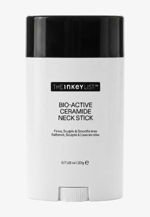Contenant cylindrique blanc avec bouchon noir étiqueté « bio-active ceramide neck stick » par The Inkey List, 0,7 US oz pour raffermir et lisser la peau.