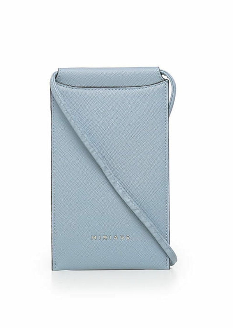 Jasnoniebieska, teksturowana torebka na ramię z klapą, regulowanym paskiem i złotym logo "MIRIADA" na dole. Forma prostokątna w orientacji pionowej.