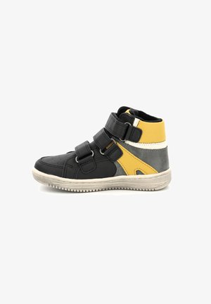 Zapatilla alta de cuero negro, con acentos amarillos, detalles grises y tres correas de Velcro. Superficie texturada y suela de goma.