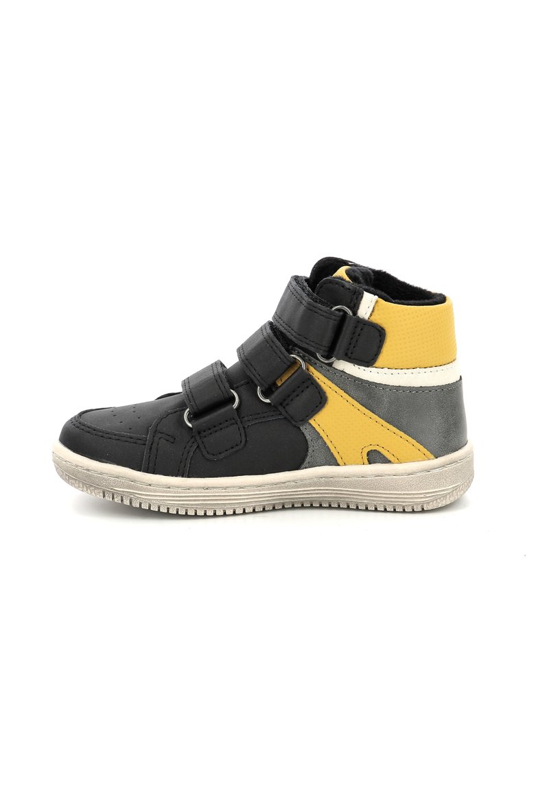 Zapatilla alta de cuero negro, con acentos amarillos, detalles grises y tres correas de Velcro. Superficie texturada y suela de goma.