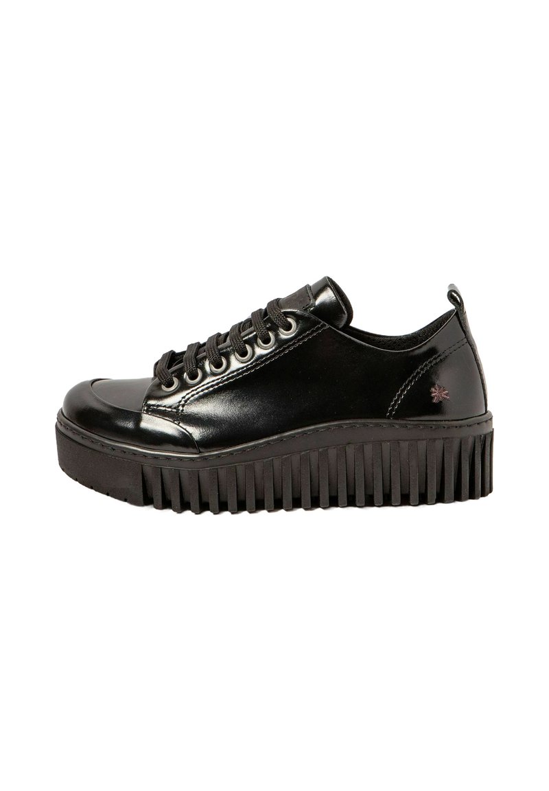 Zapatilla negra de cuero con un acabado brillante, punta redondeada, cordones planos y una suela gruesa y estriada. Presenta una sutil marca en el lateral.