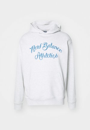 Pilkos spalvos džemperis su ilgomis rankovėmis ir priekinėmis kišenėmis. Išsiskiria mėlynu tekstu "New Balance Athletics" išlenktu dizainu. Pagamintas iš medvilnės mišinio.