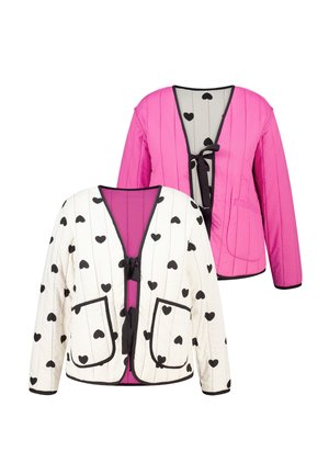 Twee reversibele gevoerde jassen, de ene wit met zwarte harten en zwarte afwerking, de andere effen roze met zwarte afwerking, beide met voorbindriemen en zakken.