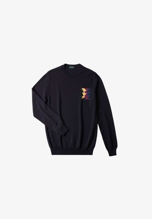 Marineblauwe trui met lange mouwen en een geribbelde ronde hals. Heeft een kleurrijk geometrisch patroon op het linkerdeel van de borst. Soepele textuur.