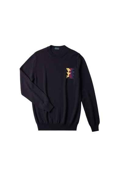 Navy Pullover mit langen Ärmeln und ripp abgeschlossenem Rundhalsausschnitt. Verfügt über ein farbenfrohes geometrisches Muster im linken Brustbereich. Glatte Textur.