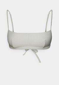 Top de bikini cinza claro com um design em malha texturizada, alças ajustáveis e um detalhe atado na frente. Superfície lisa e brilho sutil.