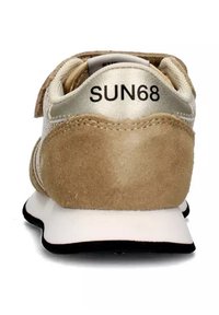 Sneaker in suede beige e metallizzato argento con suola bianca ammortizzata, caratterizzata da un design cucito e il logo "SUN68" sul tallone.
